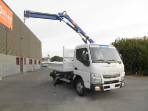 Livraison d'un utilitaire benne grue Mitsubishi Fuso Canter dans le Pays des Achards en Vendée (85) 2