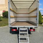 Utiléo - Véhicules utilitaires neufs ou occasions - Camion caisse grand volume avec marches ou rampe d'accès