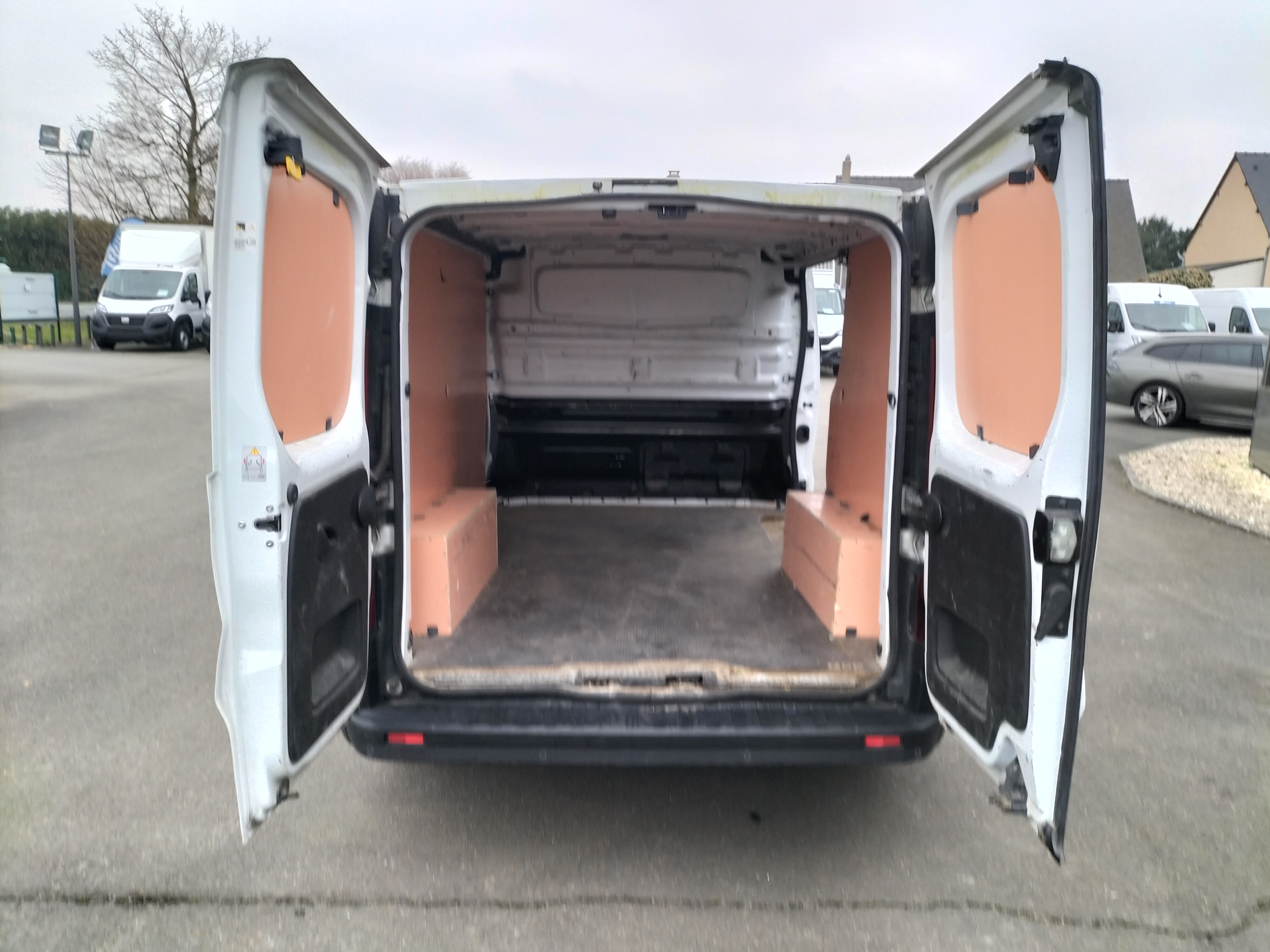 Fourgons Compacts RENAULT TRAFIC III FG 271699 Vue 5