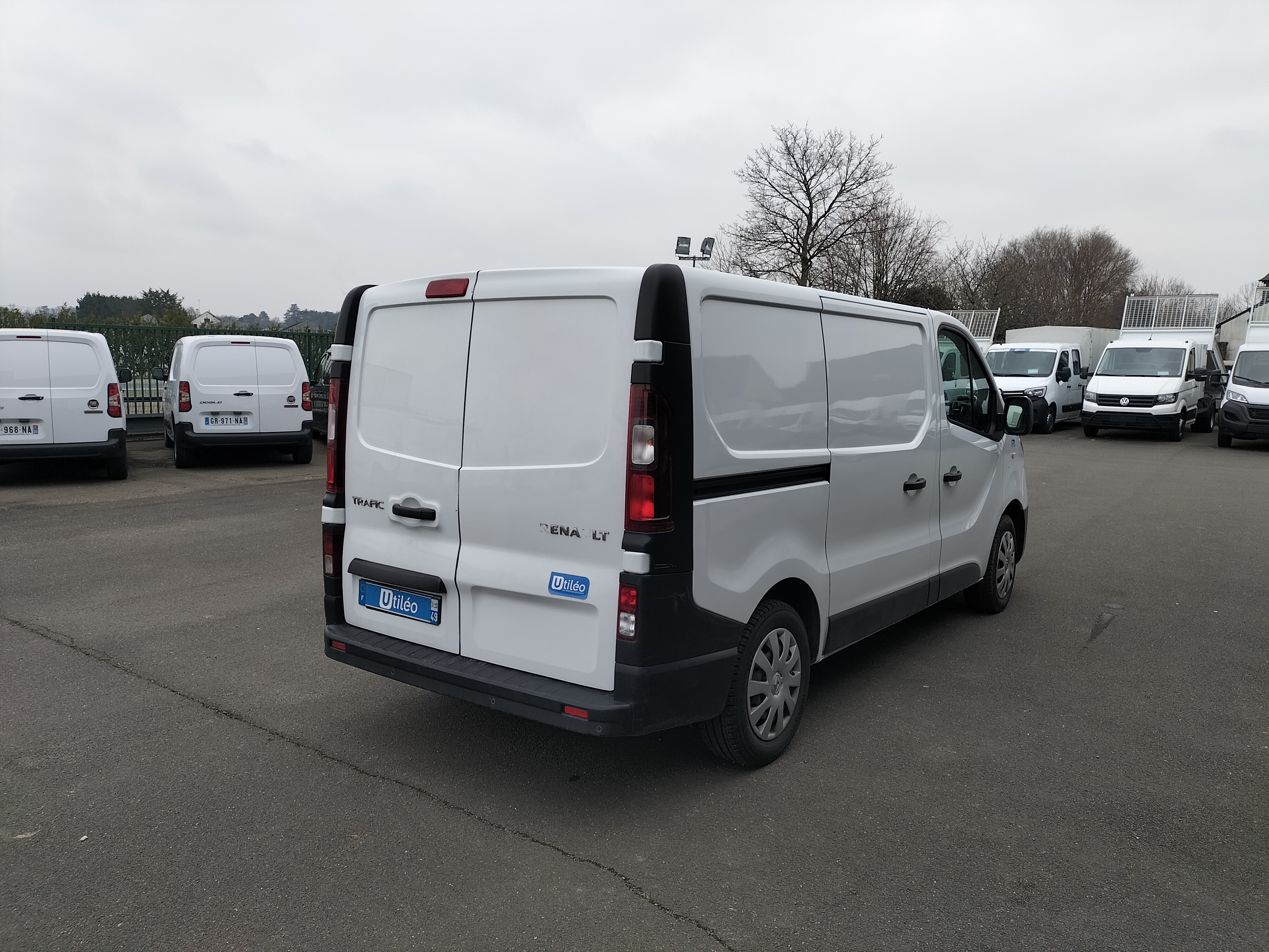 Fourgons Compacts RENAULT TRAFIC III FG 271699 Vue 3