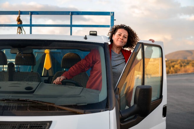 femme conductrice sort d'un véhicule utilitaire