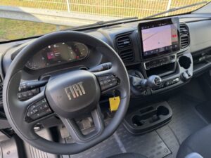 Livraison d'un utilitaire fiat ducato plancher cabine frigorifique à Nantes (44) - photo depuis le siège conducteur
