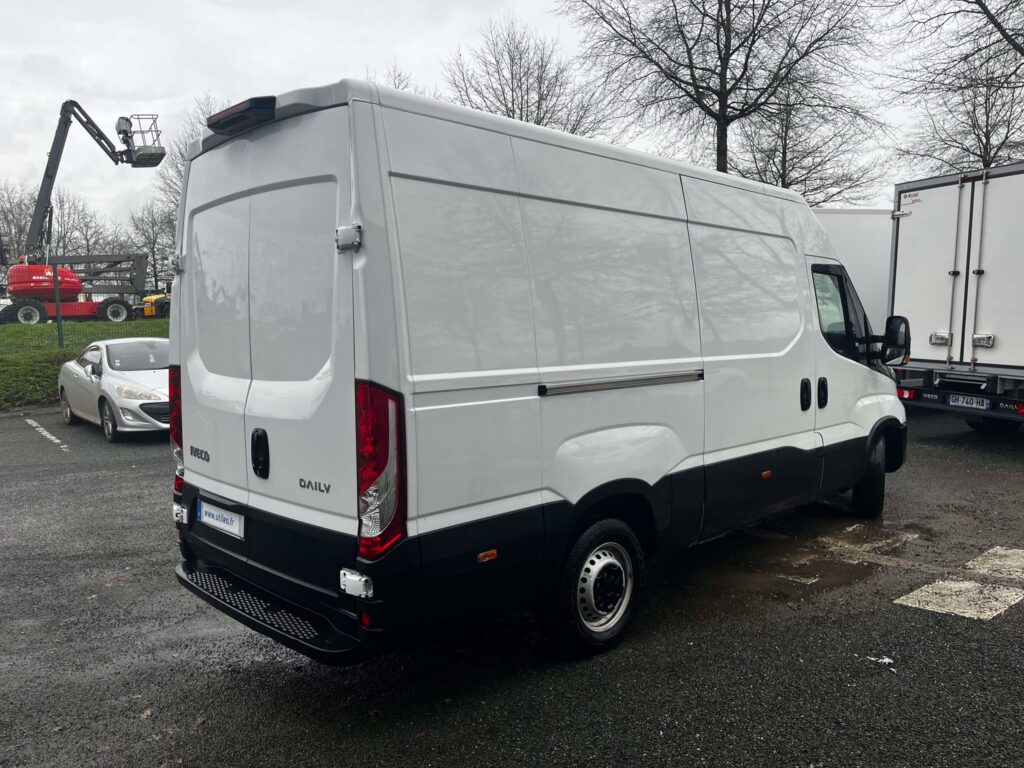 Fourgons Surélevés IVECO DAILY 273065 Vue 3