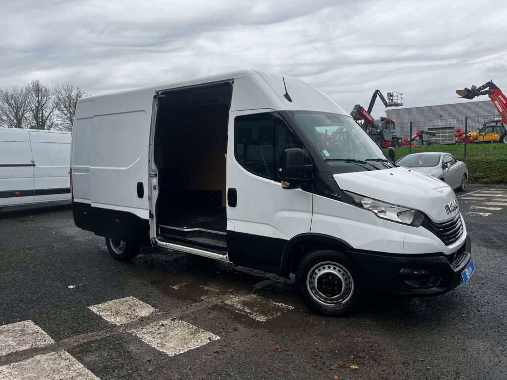Fourgons Surélevés IVECO DAILY 273065 Vue 2
