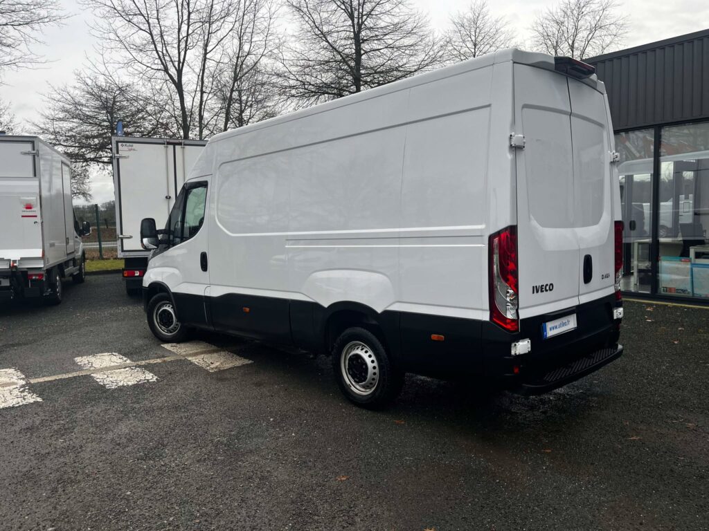 Fourgons Surélevés IVECO DAILY 273065 Vue 4