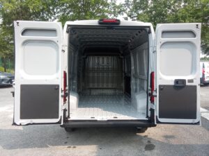 vue du coffre ou espace de chargement depuis la l'arrière d'un fiat ducato acheté par un plombier de vendée