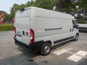 vue trois quart arrière droit d'un fiat ducato acheté par un plombier de vendée