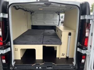 Renault trafic aménagé avec un kit loisir : banquette qui se transforme en lit