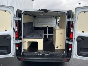 Van aménagé Renault Trafic avec kit loisir démontable : banquette, lit, table, meuble cuisine