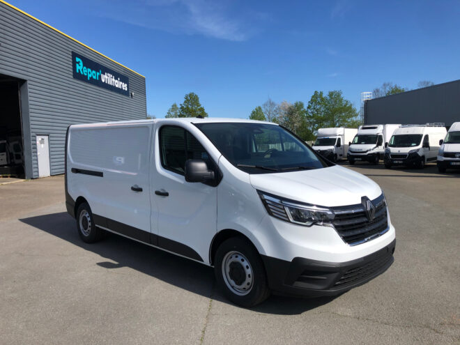 Fourgons Compacts RENAULT TRAFIC FOURGON 273980 Vue 3